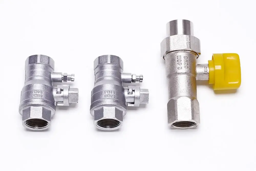 Drei Metallventile mit verschiedenen Anschlüssen. Das rechte Ventil hat einen gelben Hebel. Produkte von Bosch, geeignet für Installationen.